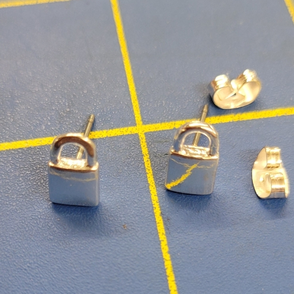 Silver Studs Lock 0.25"